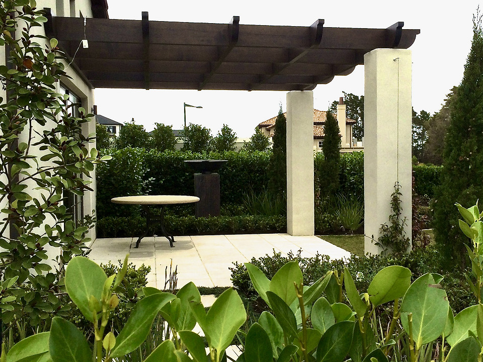 Living Walls™ hedges enclosing a Mediterranean-style courtyard